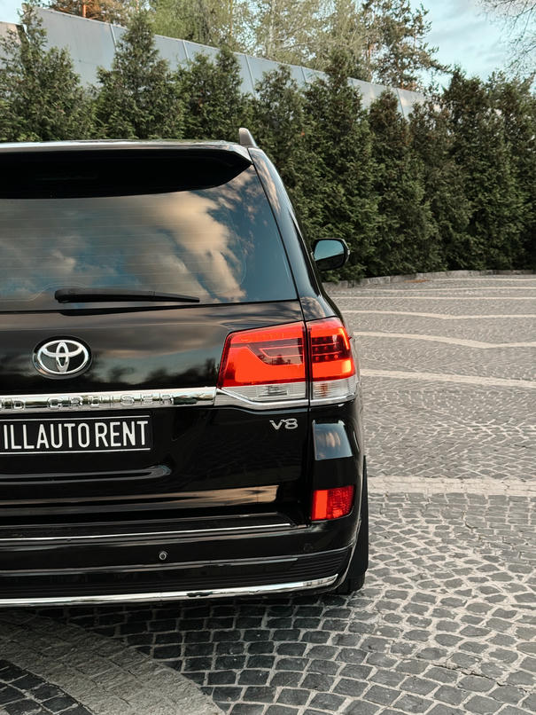 TOYOTA Land Cruiser 200